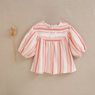 CONJUNTO DE CHICA BLUSA DE RAYAS EN TONOS CORAL Y SHORT BLANCO