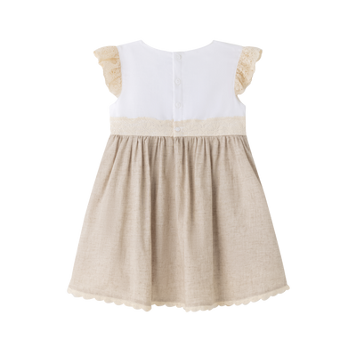 VESTIDO DE NIÑA CON TONOS BEIGE, DE TIRANTES CON VOLANTES DE ENCAJE