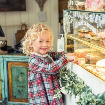 JESUSIN BEBE NINA MANGA LARGA CUADROS ESCOCES EN TONOS GRIS CON CAPOTA Y POLOLO - Menta Moda Infantil