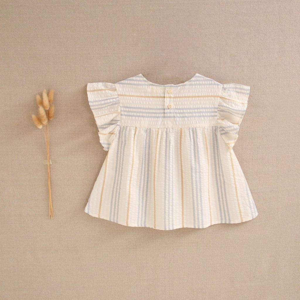 CONJUNTO DE NIÑA BLUSA CON RAYAS AZULES Y CAMEL, SHORT AZUL