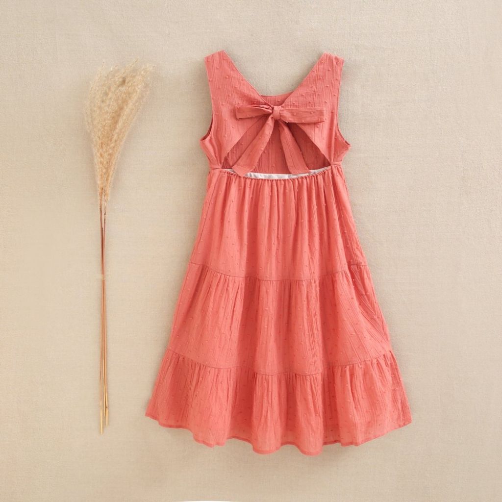 VESTIDO DE CHICA COLOR CORAL ANUDADO EN LA ESPALDA