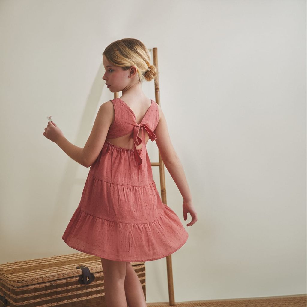 VESTIDO DE CHICA COLOR CORAL ANUDADO EN LA ESPALDA