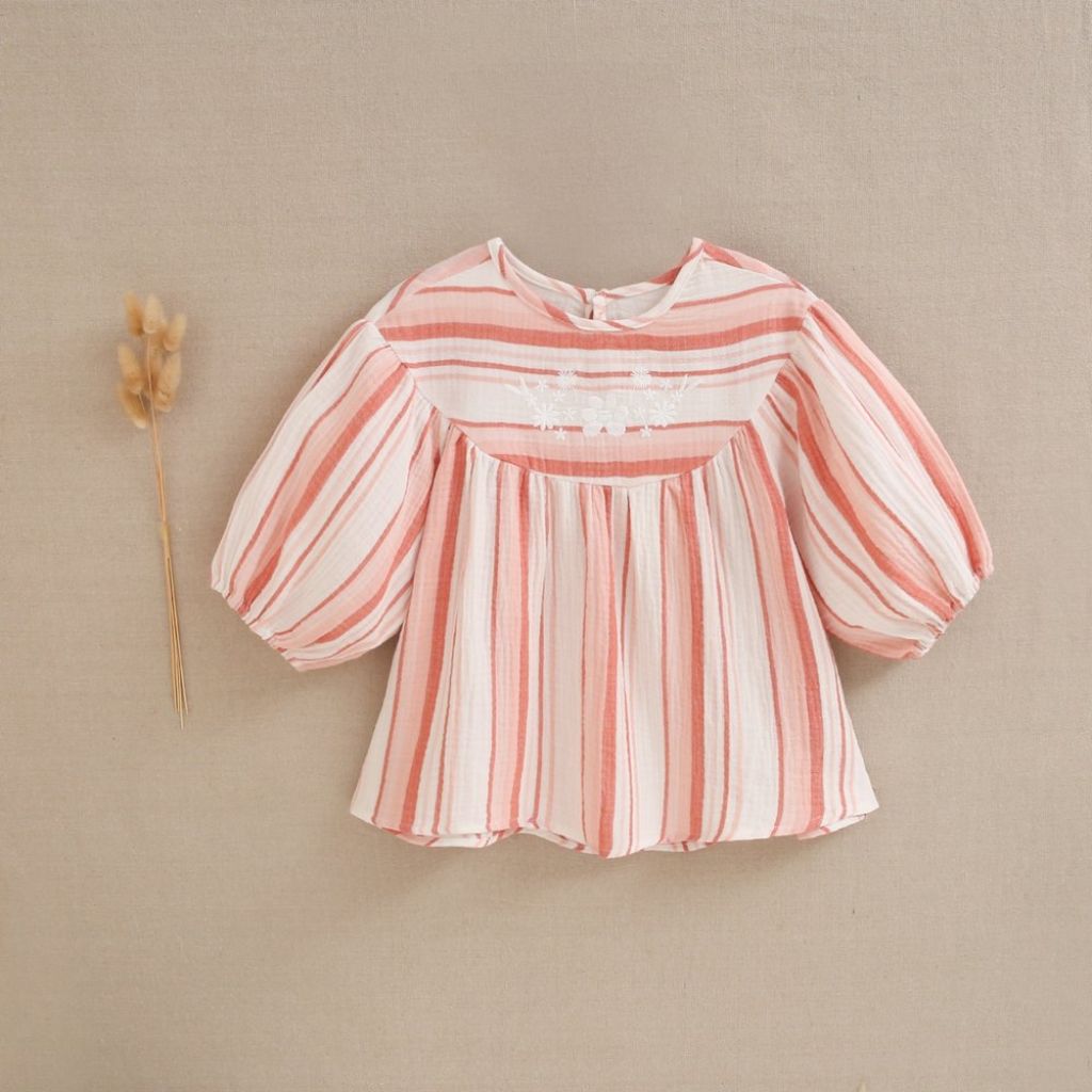 CONJUNTO DE CHICA BLUSA DE RAYAS EN TONOS CORAL Y SHORT BLANCO