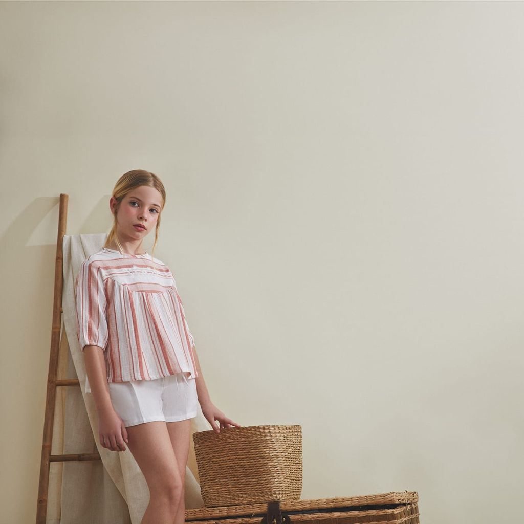 CONJUNTO DE CHICA BLUSA DE RAYAS EN TONOS CORAL Y SHORT BLANCO