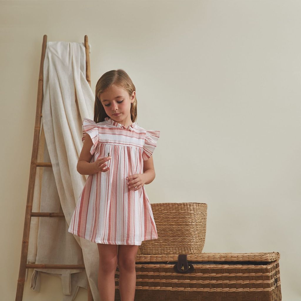 VESTIDO DE NIÑA ESTAMPADO DE RAYAS EN TONOS CORAL