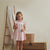 VESTIDO DE NIÑA ESTAMPADO DE RAYAS EN TONOS CORAL