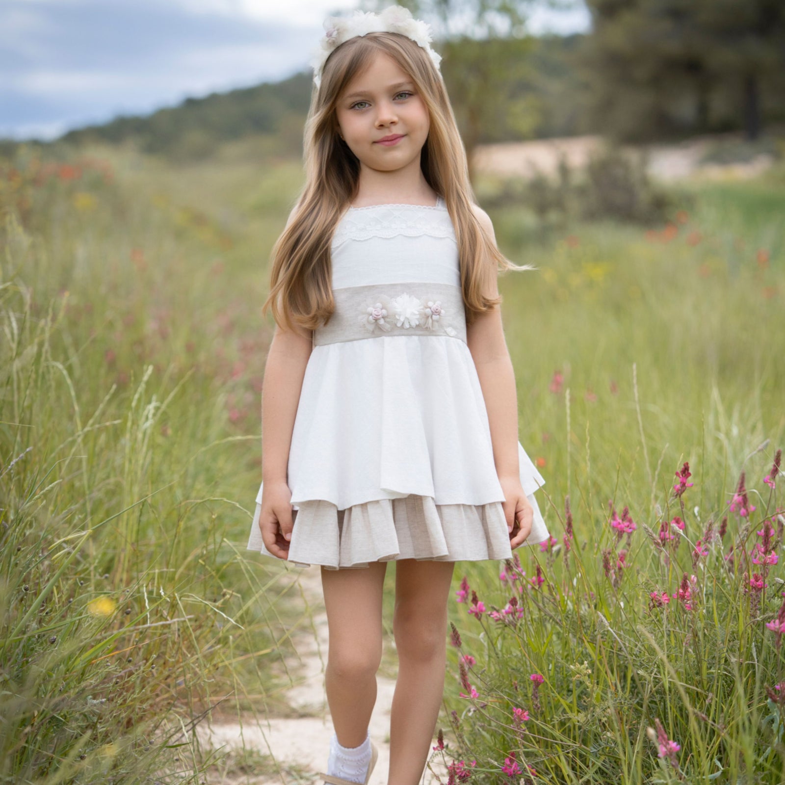 VESTIDO INFANTIL CEREMONIA BLANCO Y CAQUI