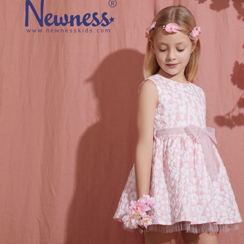 VESTIDO BLANCO DE TEJIDO DE BROCADO CON DETALLES DE LAZO EN TULL