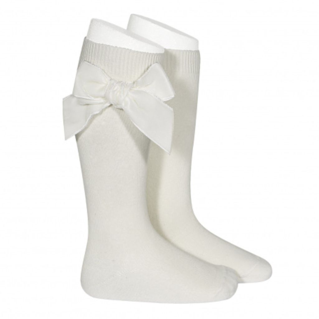 CALCETINES ALTOS PUNTO LISO CON LAZO DE TERCIOPELO CAVA - Menta Moda Infantil